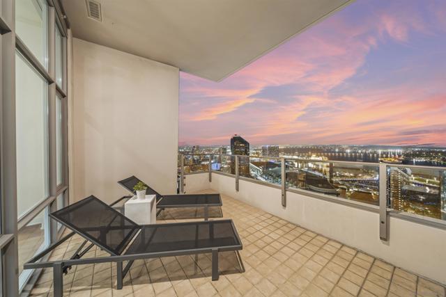 550 Front St, San Diego CA: https://media.crmls.org/mediaz/3df654ac-bb91-4ddc-9e44-f7cae6399ca4.jpg