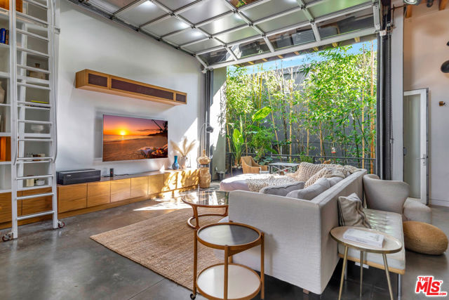 25 Brooks Avenue, Venice CA: https://media.crmls.org/mediaz/3df6ea45-0baf-4e63-a5cb-38adf6f1ff1f.jpg
