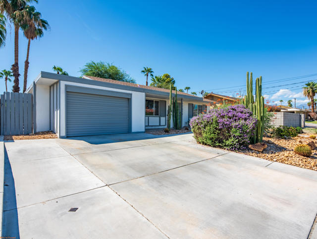 77575 California Drive, Palm Desert CA: https://media.crmls.org/mediaz/3df89538-eea9-4384-802c-9ca1d8f3a57f.jpg