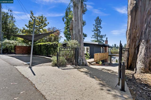 5915 ALHAMBRA AVE, Oakland CA: https://media.crmls.org/mediaz/3df8bb5f-6bca-43f9-be2b-caa10f115ce1.jpg