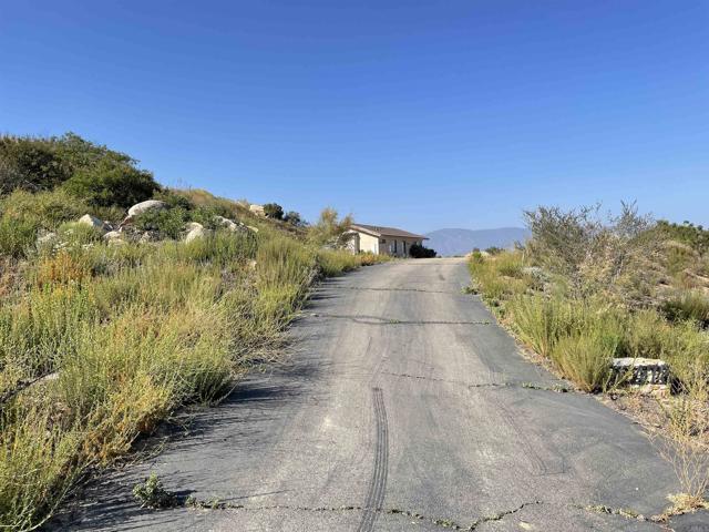 12478 Hillpoint Court, Valley Center CA: https://media.crmls.org/mediaz/3df8d822-f3fa-4a79-aad9-5994bd0994fe.jpg