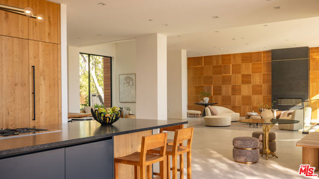 12752 Mulholland Drive, Beverly Hills CA: https://media.crmls.org/mediaz/3df93f08-c2f6-4845-9606-89915ec43b3a.jpg