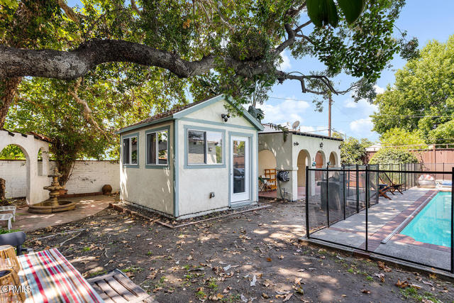 11074 Emelita Street Street, Los Angeles CA: https://media.crmls.org/mediaz/3df9443c-1c19-42e7-b4f7-dd5301101ade.jpg