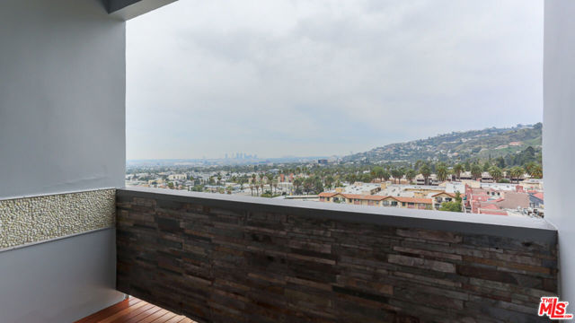 7250 Franklin Avenue, Los Angeles CA: https://media.crmls.org/mediaz/3df98272-5fbb-41fb-90db-d1aa7ab598b2.jpg