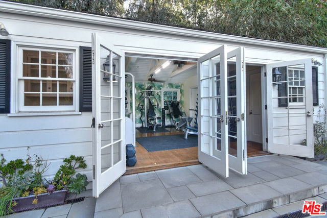 4444 Libbit Avenue, Encino CA: https://media.crmls.org/mediaz/3df9a0f3-0409-4aa0-9a47-a4698ce6ce5b.jpg
