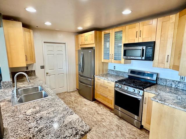 Detail Gallery Image 6 of 55 For 880 Crest View Rd, Vista,  CA 92081 - 4 Beds | 2/2 Baths