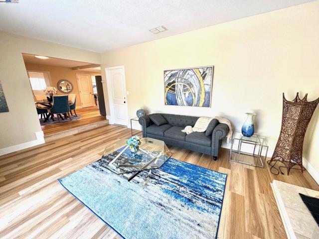 34288 Torrington Pl, Fremont CA: https://media.crmls.org/mediaz/3dfaa598-5019-4247-bff9-91f8315e016f.jpg