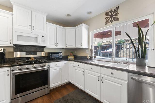 4331 Summit Drive, La Mesa CA: https://media.crmls.org/mediaz/3dfaba8a-b393-4e25-a985-2d504dcabff1.jpg