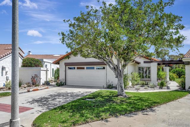 12880 Circulo Dardo, San Diego CA: https://media.crmls.org/mediaz/3dfbee53-7629-4902-9552-5d94fd07d392.jpg