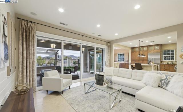 3885 Highpointe Ct, Dublin CA: https://media.crmls.org/mediaz/3dfd3721-d780-4e8b-90df-a37cd163e759.jpg