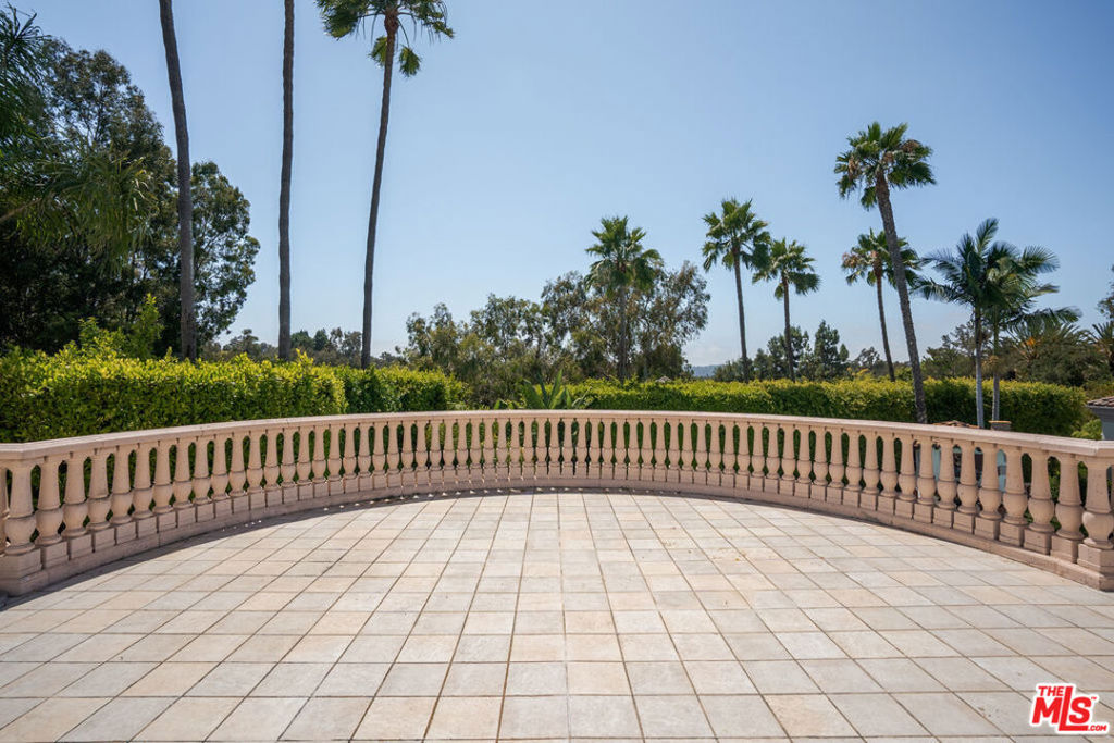 https://media.crmls.org/mediaz/3dfd61e8-c5bf-4ce6-ad08-144f7b143bbd.jpg?preset=X-Large