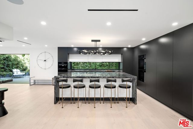 3290 N Knoll Drive, Los Angeles CA: https://media.crmls.org/mediaz/3dfe6d14-6693-4fd8-8d32-f0279edd397e.jpg