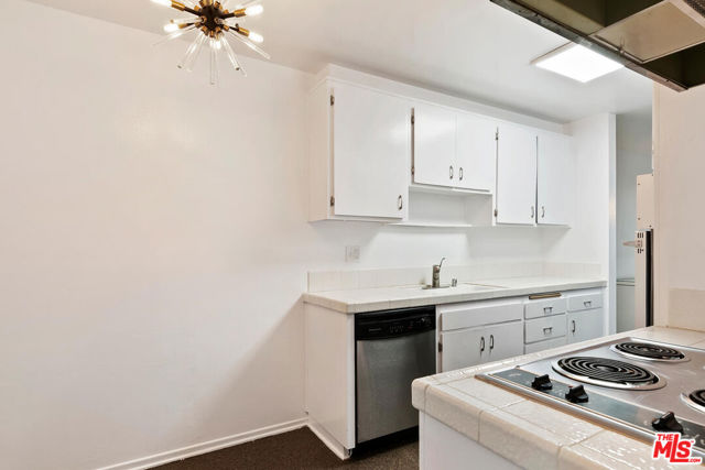 927 N Kings Road, West Hollywood CA: https://media.crmls.org/mediaz/3dff0441-b8c8-4b1b-9faf-69536ed49910.jpg