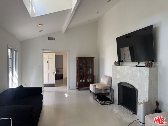 1348 Londonderry Place, Los Angeles CA: https://media.crmls.org/mediaz/3dffec4a-a5b0-45a1-b8aa-17333f029069.jpg