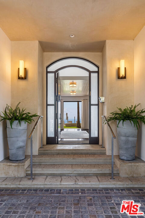 22368 Pacific Coast Highway, Malibu CA: https://media.crmls.org/mediaz/3dfffd2a-0570-4a9a-b42e-c91a61c5eba7.jpg