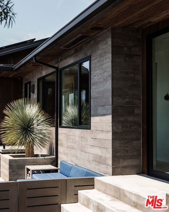 2532 Canyon Oak Dr, Los Angeles CA: https://media.crmls.org/mediaz/3e012368-1c09-448f-a31e-28cb85180023.jpg