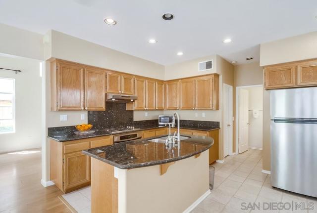 13837 Fontanelle Pl, San Diego CA: https://media.crmls.org/mediaz/3e0197b1-dcb2-47e7-88af-ff113f8f2845.jpg