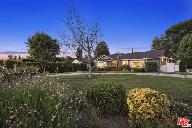 6002 Jumilla Avenue, Woodland Hills CA: https://media.crmls.org/mediaz/3e02ddb9-7bc8-424f-90da-2bedb471eb5e.jpg