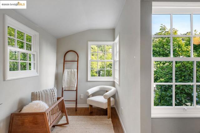 6452 Ascot Dr, Oakland CA: https://media.crmls.org/mediaz/3e02e7b3-1861-4c20-b286-d6a97e201652.jpg