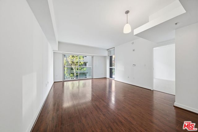 13700 Marina Pointe Drive, Marina del Rey CA: https://media.crmls.org/mediaz/3e02ece9-b143-47d8-a716-7af12f8d5d26.jpg