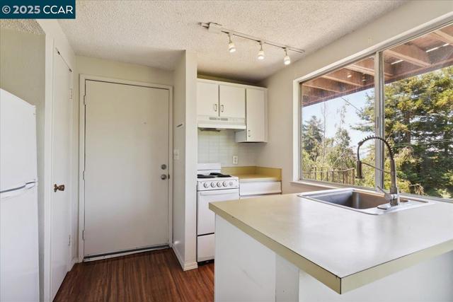 51 Rincon Rd, Kensington CA: https://media.crmls.org/mediaz/3e0302bf-2fb4-4568-a6ab-1e63264e5075.jpg