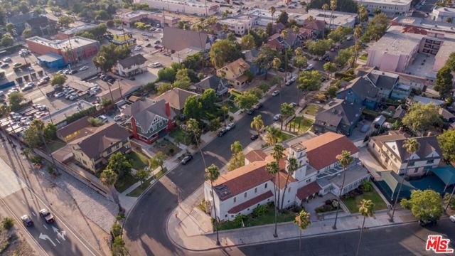 2057 S Oxford Avenue, Los Angeles CA: https://media.crmls.org/mediaz/3e0352eb-1e8f-482d-83bd-d3e6df1d7bbf.jpg