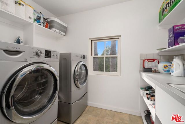 15257 Encanto Drive, Sherman Oaks CA: https://media.crmls.org/mediaz/3e0353d5-2a50-440c-8ef2-134b6c2579bb.jpg