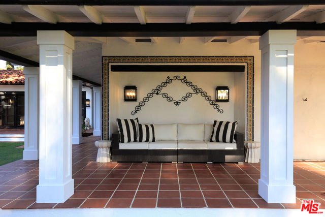 18625 Wells Drive, Tarzana CA: https://media.crmls.org/mediaz/3e038996-9f5f-4dbc-89f3-f095ceb45753.jpg
