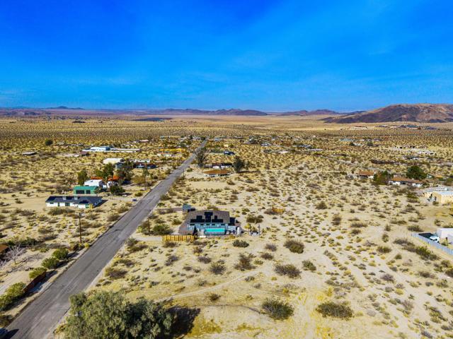 7215 Mt Lassen Avenue, Joshua Tree CA: https://media.crmls.org/mediaz/3e04507e-fb17-4d75-8be6-a503fe7c4c76.jpg