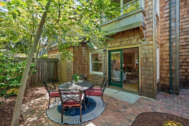 642 Centre Ct, Alameda CA: https://media.crmls.org/mediaz/3e046b37-c63f-4ebd-8617-eee7085dc891.jpg