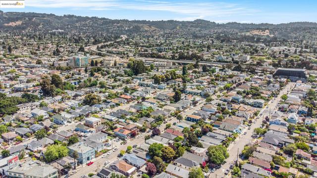 879 45Th St, Oakland CA: https://media.crmls.org/mediaz/3e054771-7997-4608-a467-f4dbd66bc663.jpg