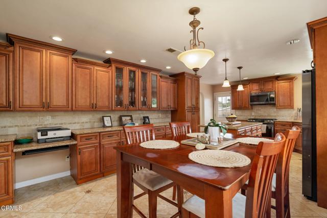 872 Via Arroyo, Ventura CA: https://media.crmls.org/mediaz/3e0615ac-557b-4340-8875-20e09ad41da9.jpg