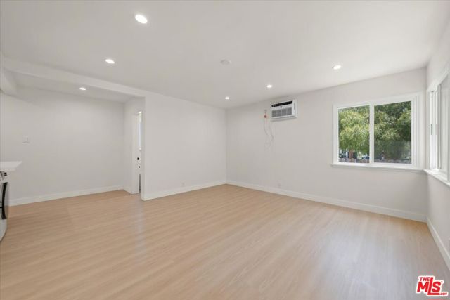 701 Oxford Avenue, Marina del Rey CA: https://media.crmls.org/mediaz/3e06334a-5161-4e64-81b4-d148d60b6e94.jpg