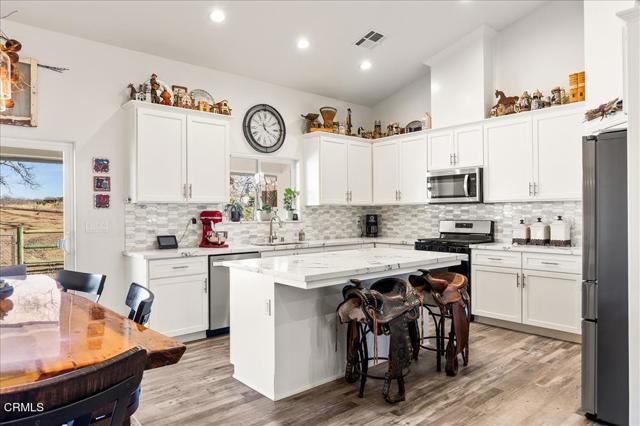 Detail Gallery Image 9 of 41 For 17600 Ascot Ct, Tehachapi,  CA 93561 - 3 Beds | 2 Baths