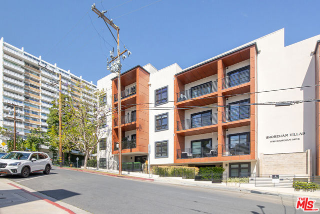 8788 Shoreham Drive, West Hollywood CA: https://media.crmls.org/mediaz/3e06c996-4522-433b-9003-6d7a48f3725f.jpg