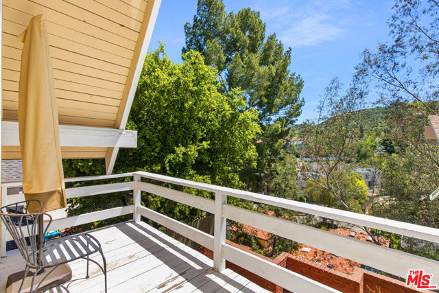 4236 Ensenada Drive, Woodland Hills CA: https://media.crmls.org/mediaz/3e07706b-8eeb-4263-9519-32cd547e87c0.jpg