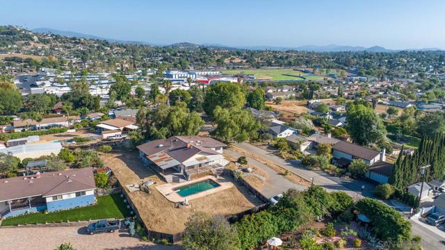 2231 Oak Hill Dr, Escondido CA: https://media.crmls.org/mediaz/3e0a25e9-52af-4104-9317-b0789a72e264.jpg