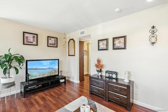 253 Holiday Way, Oceanside CA: https://media.crmls.org/mediaz/3e0aa06a-95e8-4484-8d12-01748bbbd938.jpg