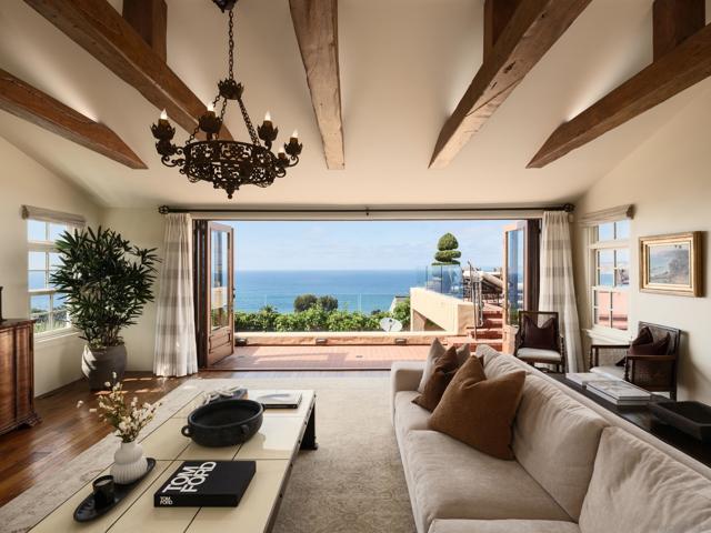 7757 Whitefield Pl, La Jolla CA: https://media.crmls.org/mediaz/3e0b1229-4372-4f9b-a91a-0f6058583418.jpg