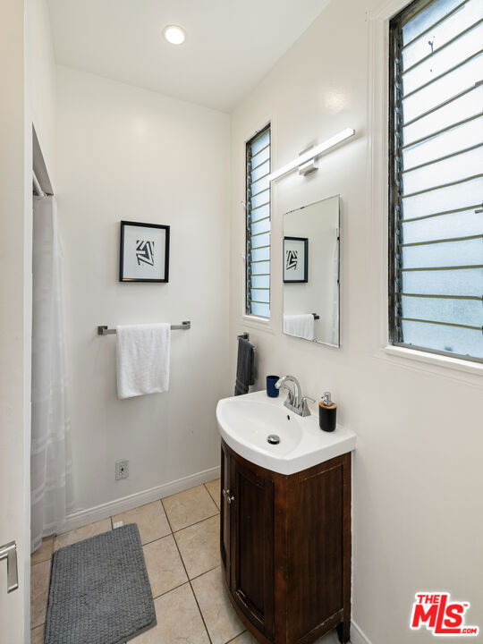 6255 W Olympic Boulevard, Los Angeles CA: https://media.crmls.org/mediaz/3e0bdeaa-fad9-4d79-8019-52617d7b4d65.jpg