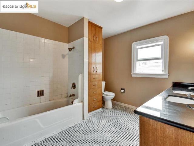 4211 Market St, Oakland CA: https://media.crmls.org/mediaz/3e0c4fb7-0f4b-44c3-8e87-202e9cd0d03d.jpg