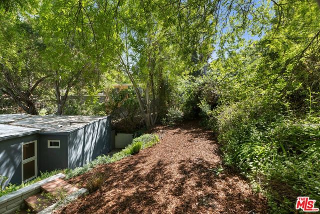 8811 Wonderland Avenue, Los Angeles CA: https://media.crmls.org/mediaz/3e0c9a21-06d8-4915-a3c6-95921e0d285c.jpg