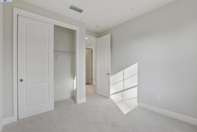 109 Creek View Cir, Fairfield CA: https://media.crmls.org/mediaz/3e0ceb0a-80fa-456e-88bc-b42e82475e5c.jpg