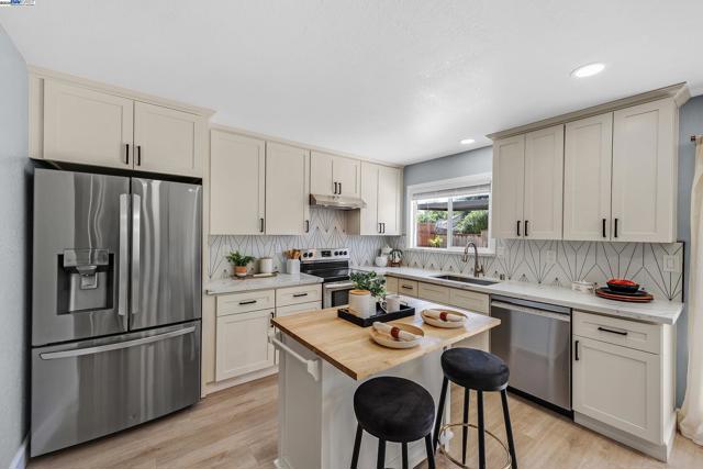 2236 Oakland Ave, Pleasanton CA: https://media.crmls.org/mediaz/3e0dc284-aa84-4be3-bad0-0030559f501a.jpg