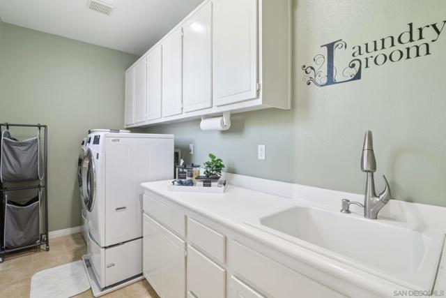 11383 Merritage Ct, San Diego CA: https://media.crmls.org/mediaz/3e0f0c22-9319-40a7-826c-782bd13a88a4.jpg