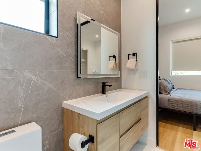 2817 1/2 S Redondo Boulevard, Los Angeles CA: https://media.crmls.org/mediaz/3e0f3c75-0546-4d4f-aef5-d1f54e7af03c.jpg