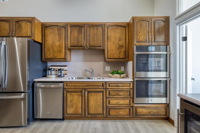17 Ora Way, San Francisco CA: https://media.crmls.org/mediaz/3e0fae25-82b2-4c52-837f-0bb0697487a4.jpg