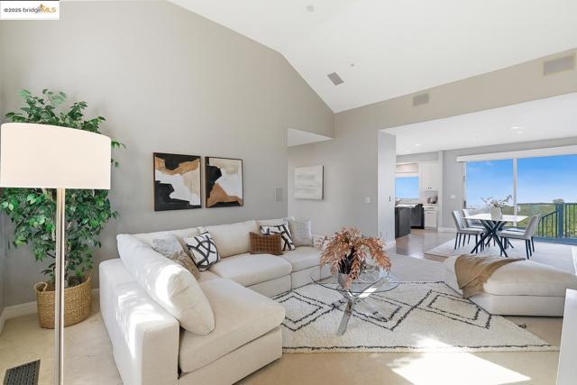 6413 Gwin Ct, Oakland CA: https://media.crmls.org/mediaz/3e0fbe96-76fc-41d2-ac24-3efb508d25e6.jpg