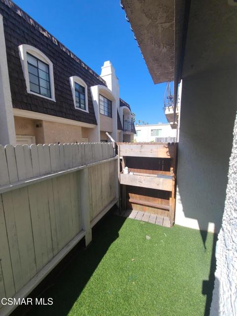933 21st Street, Santa Monica CA: https://media.crmls.org/mediaz/3e100601-c7e3-4371-8b59-8379c5db0c93.jpg