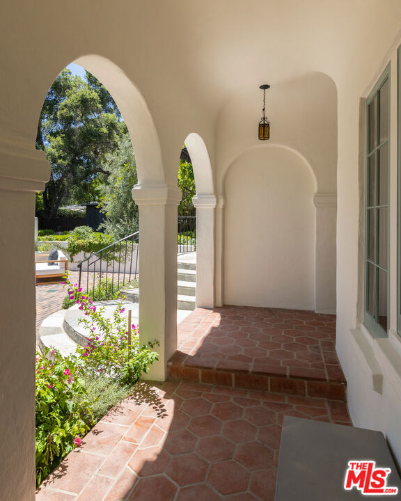 205 S Lomita Avenue, Ojai CA: https://media.crmls.org/mediaz/3e106555-c6c4-46d0-9fe5-96db7a988b92.jpg